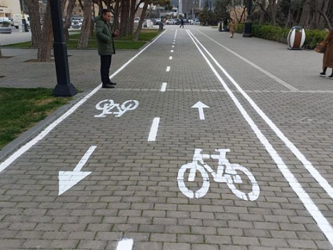 Bulvarda da velosiped yolları salınıb - AYNA-dan AÇIQLAMA