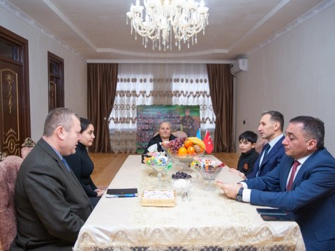 Nazir Şəmkirdə şəhid ailəsini ziyarət edib