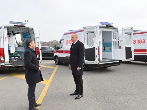Prezident yeni alınmış təcili yardım maşınları ilə tanış oldu - FOTOLAR