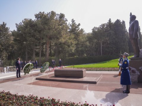 Kobaxidze Heydər Əliyevin məzarını ziyarət etdi