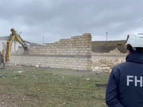 FHN-nin əməkdaşları Qubada sənədsiz evləri sökdülər - VİDEO