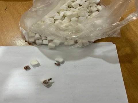 Təcridxanaya qəndin içərisində narkotik keçirmək istədilər