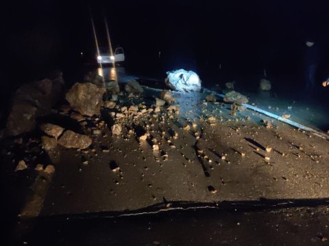 Güclü yağış yağdı, qaya parçaları yola səpələndi - FOTO