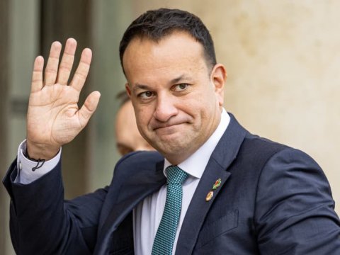 Baş nazir postunu tərk etdi