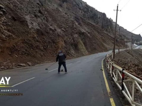Kəndə gedən dağ yolunda uçqun oldu