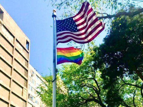 ABŞ səfirliklərində LGBT bayrağı qadağan ediləcək 