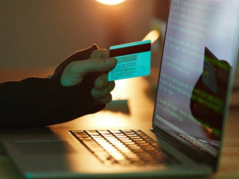 Qohumunun kartından pulu onlayn yolla ələ keçirən şəxs saxlanıldı