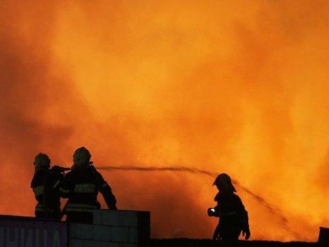 Rusiyada neft emalı zavodunda yanğın