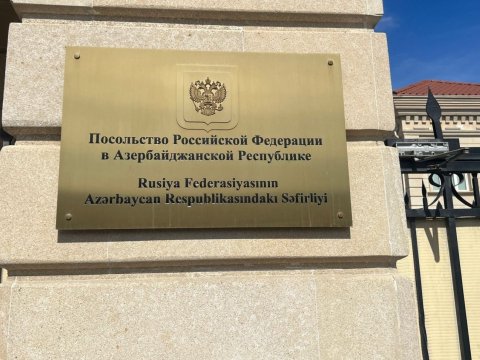 Bakı sakinləri Rusiya səfirliyi önünə gül dəstələri gətirirlər - FOTO