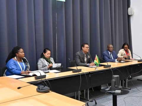 Sahibə Qafarova həmkarı ilə Qoşulmama Hərəkatından danışdı