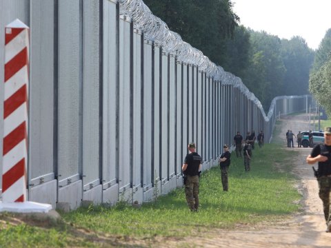 Polşa Belarusla sərhədə əlavə qoşun GÖNDƏRİR