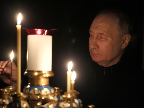 Putin qurbanların xatirəsinə şam yandırdı - VİDEO