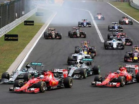 Yarış maşını tamaşaçılara çırpıldı - 4 ölü