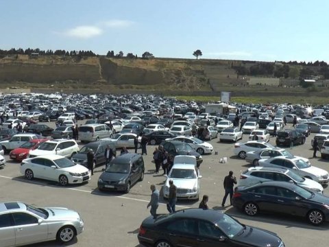 Bazara çıxarılan avtomobillərin sayı kəskin artıb - VİDEO 