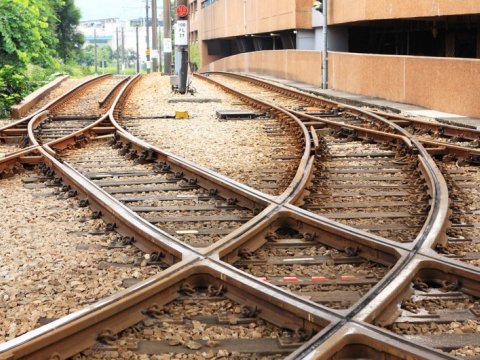 Dəmir yolu keçidində ağır qəza - Sürücü öldü