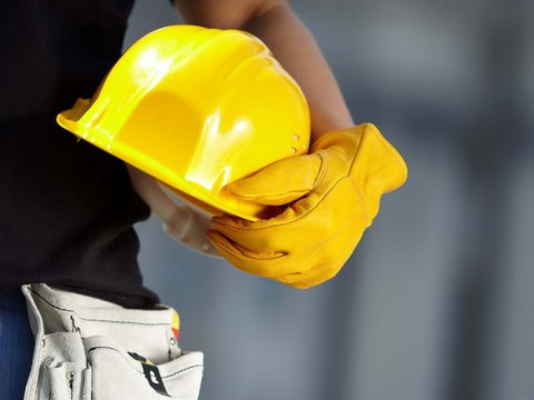 Kranla beton arasında qalan kişi öldü