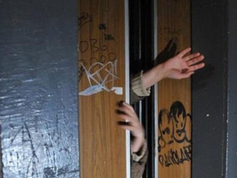 Bakıda liftin qapısı arasında qalan qadın ÖLDÜ