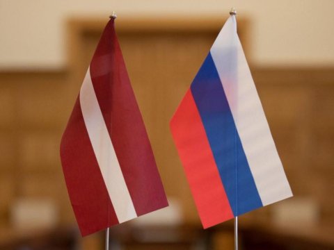 Latviya rus diplomatı ölkədən qovur