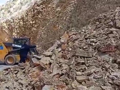 Naxçıvanda avtomobil yolunda uçqun - FOTOLAR