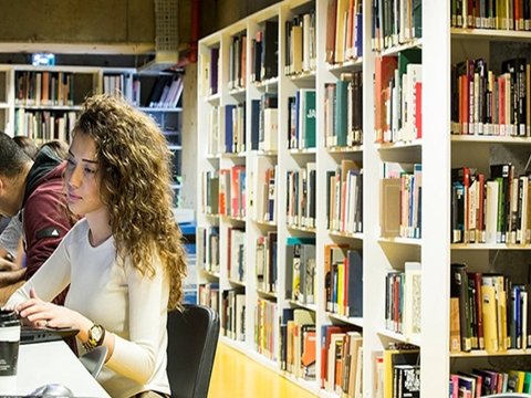 Türkiyə universitetlərində 1 tələbəyə düşən kitabların orta SAYI