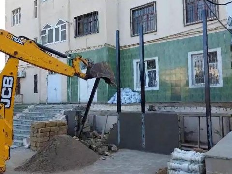 Sumqayıtda qanunsuz tikili söküldü - VİDEO
