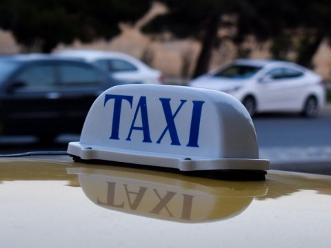 Ağ və qırmızı rəng, kamera, POS-terminal - Taksilərlə bağlı yeni TƏLƏBLƏR