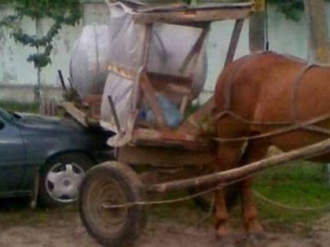 Sabirabadda maşın at arabası ilə toqquşdu - Xəsarət alanlar var