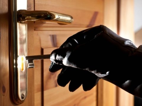 Üç evdən oğurluq edən keçmiş məhkum tutuldu