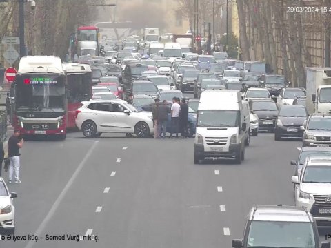 Paytaxtın mərkəzində qəza olub, sıxlıq yaranıb - FOTO
