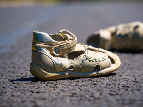 Nənəsi ilə yolu keçən uşağı maşın vurdu