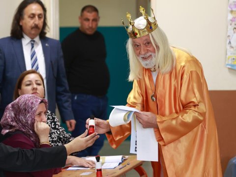 Türkiyə seçkilərində maraqlı görüntülər – Kral da var, astronavt da
