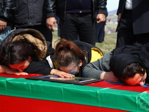 Sil gözün yaşın, Azərbaycan…