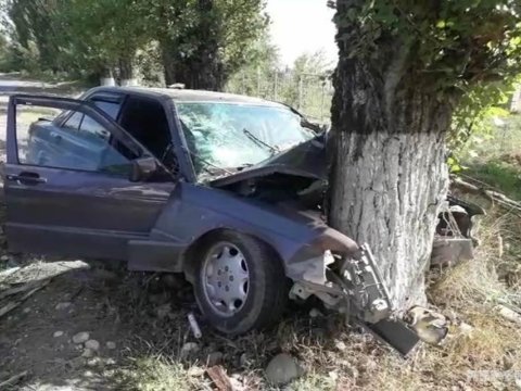 Oğuzda maşın ağaca ÇIRPILDI