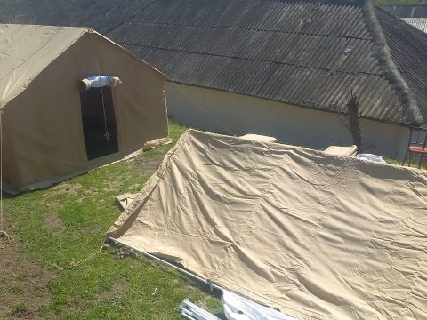 Evi qəzalı vəziyyətə düşən qadına çadır quruldu - FOTO