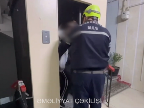 Liftdə köməksiz qalan şəxs xilas edildi - VİDEO