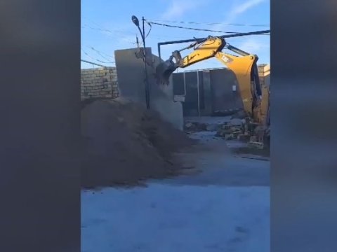 Qobuda sənədsiz tikilən ev söküldü - VİDEO