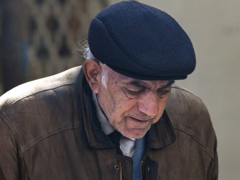 Küçəyə atılan professor üçotaqlı mənzilə yerləşdirildi - Fazil Qaraoğludan yeni XƏBƏR