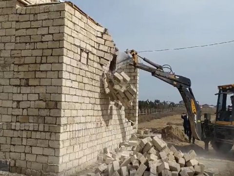 Xəzər rayonunda sənədsiz tikililər söküldü