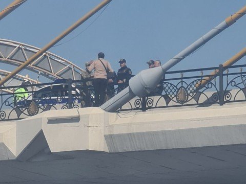 Bakıda kişi körpüyə çıxıb intihara cəhd etdi