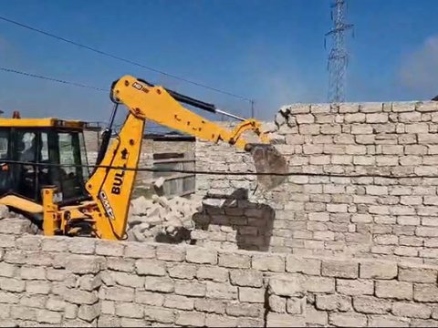 Suraxanıda qanunsuz tikililər sökülür