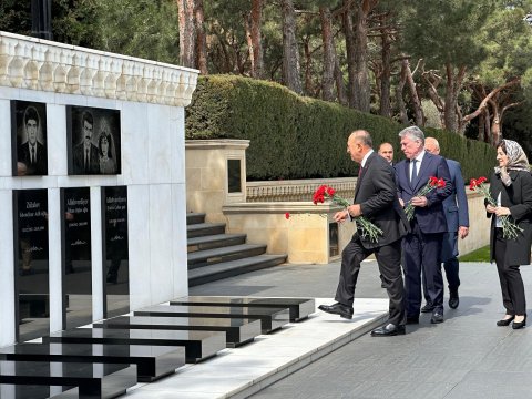Çavuşoğlu Şəhidlər xiyabanını ziyarət etdi