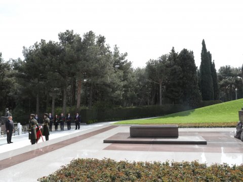 Çavuşoğlu Heydər Əliyevin məzarını ziyarət etdi - FOTO
