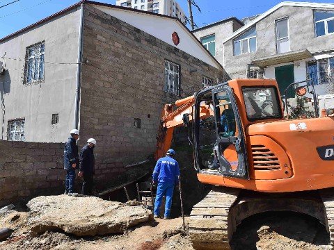 Ev sökülmədən kanalizasiya kollektorundakı qəza aradan qaldırıldı - VİDEO