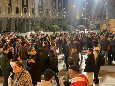 Tbilisidə kütləvi ETİRAZ