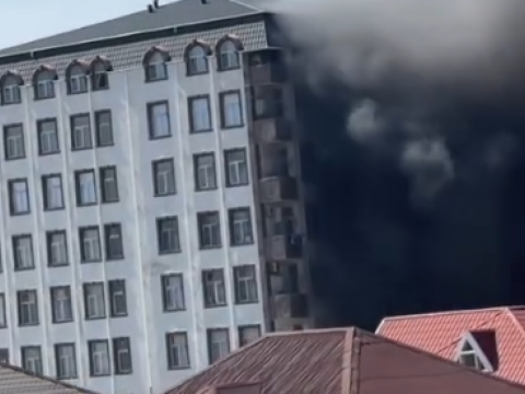 Xırdalanda yaşayış binası YANIR