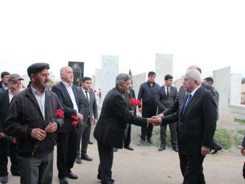 Ağalar Vəliyev şəhid, qazi və aztəminatlı ailələrə bayram sovqatları göndərib - FOTO
