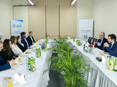 İsrail səfiri azərbaycanlı məzunlarla iftar süfrəsində görüşdü