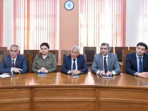 Rektor şahmat yarışında qalib olan tələbələrlə görüşdü - FOTO