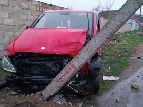 Maşını işıq dirəyinə çırpdı