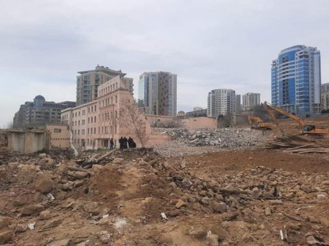 Bakı Avropa Liseyinin binasının söküntüsü dayandırıldı